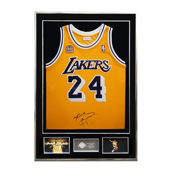 กรอบรูปโชร์เสื้อขาวพร้อมลายเซ็นนักร้องที่ชอบ